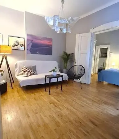 Your Royal 2 Bedroom Center Appartement *